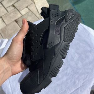 Black Nike Huarache size 7